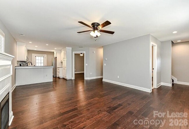 Building Photo - 704 N Main St