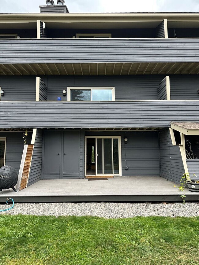 Building Photo - 3 Bedroom, 3.5 Bath Open Floor Plan Townhome
