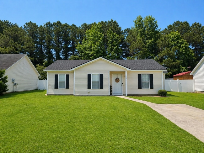 Building Photo - Beautiful Home with a Great Location In Town