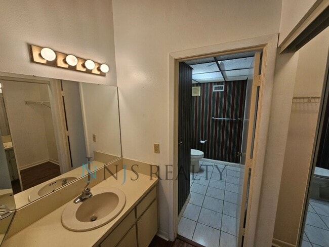 Building Photo - 2/2 Townhome with HUGE Living Room, Commun...