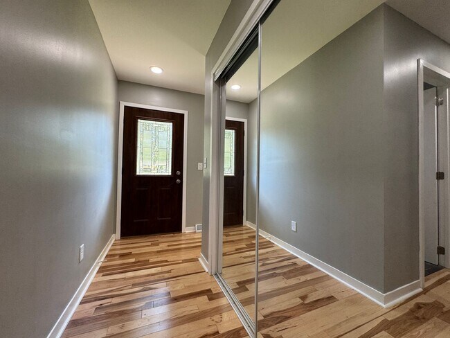 Building Photo - Stunning 5 Bedroom 2 Bathroom Home + Den i...