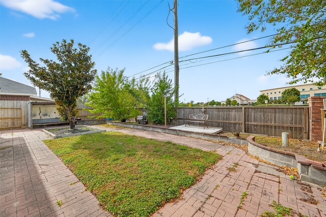 Building Photo - 5623 Brookhollow Oaks Trail