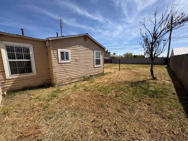Building Photo - Cozy Hanford Home Available Now!
