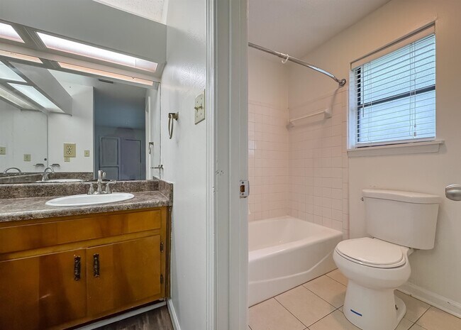 Building Photo - 3735 Donovan Dr