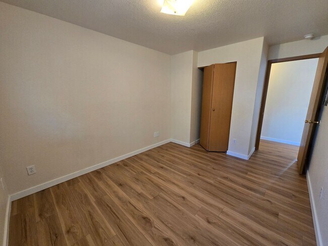 Building Photo - 810 N Siony