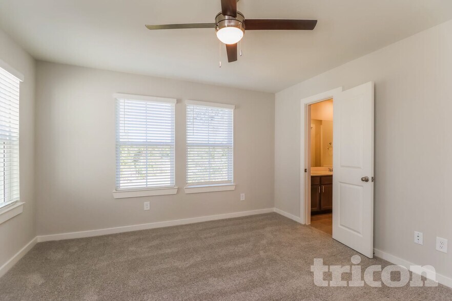 Building Photo - 9835 Willow Creek Commerce Dr