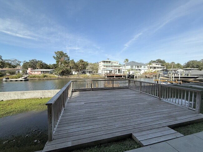 Building Photo - Waterfront 3 bedroom townhome with dock!
