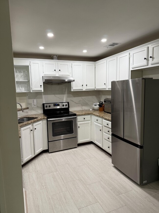 Building Photo - 4823 Sunshine Dr