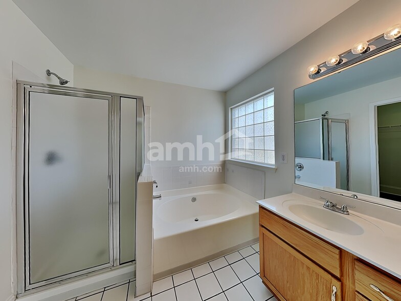 Building Photo - 3437 Continental Dr