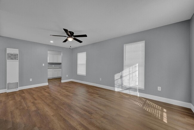 Building Photo - 2 bed 1 bath + laundry