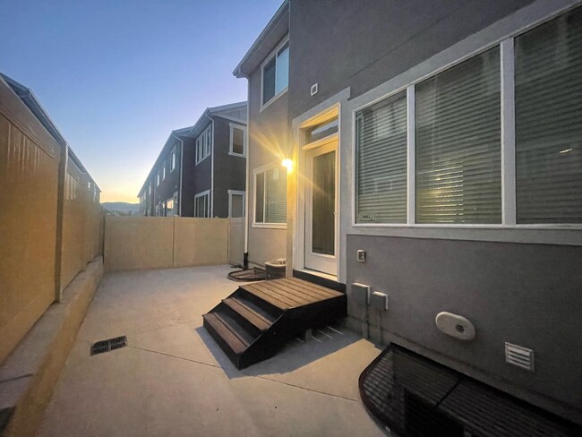 Building Photo - Beautiful Bluffdale townhome for rent!