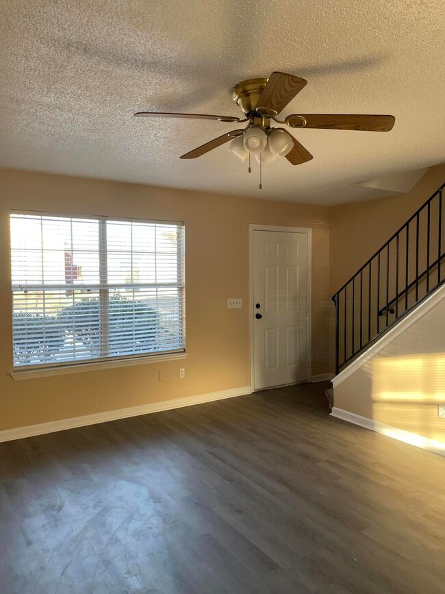 Building Photo - 1104 Village Ct