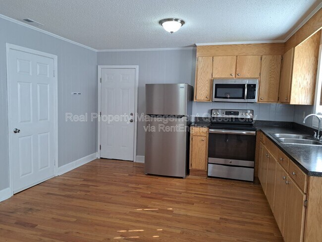 Building Photo - 112 Miller St