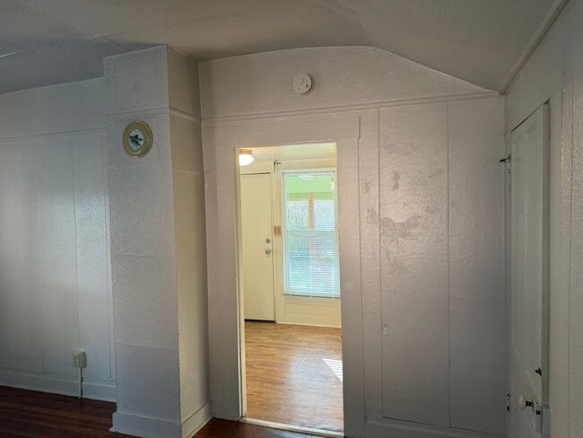 Building Photo - 2 bedroom 1 bathroom house - Close to Campus!