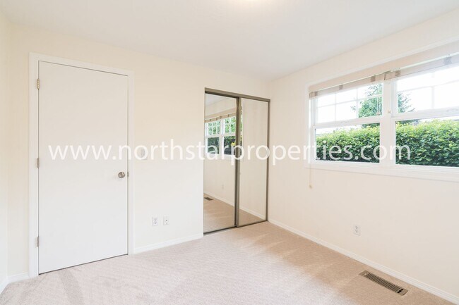 Building Photo - Impeccable Multnomah Village Bungalow