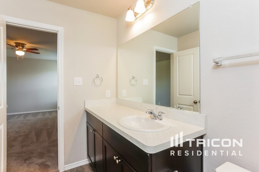 Building Photo - 1932 Bluethroat