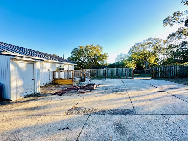 Building Photo - SUNSET PARK - Renovated Cottage Style home...