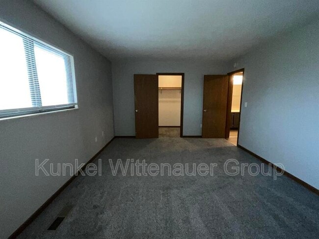 Building Photo - 158 Marion Dr