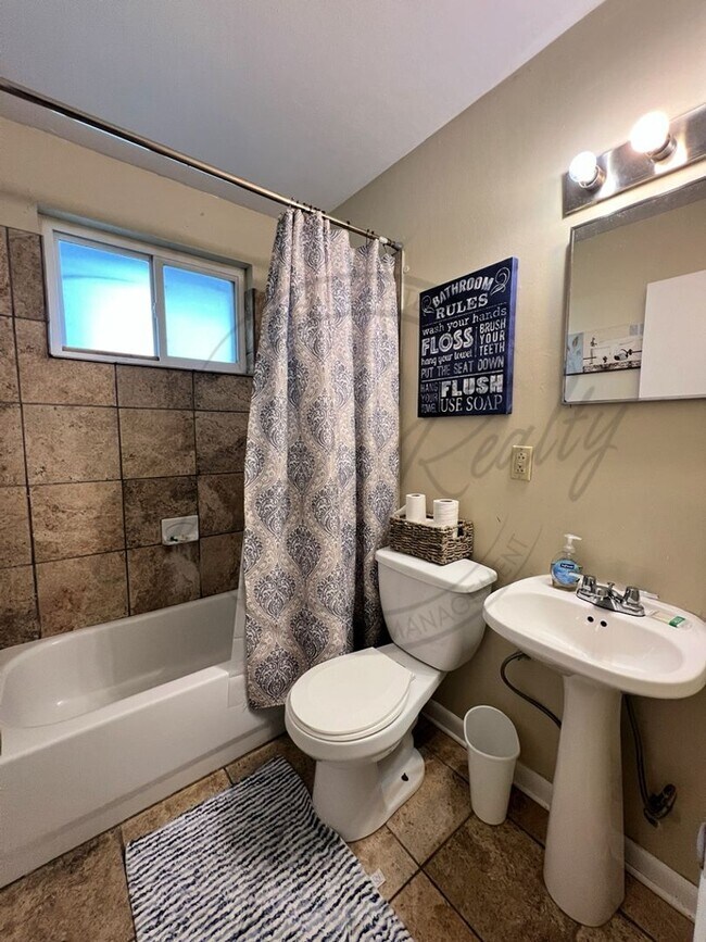 Building Photo - Furnished, Ranch Style Two Bedroom in the heart of Edgehill on Special!