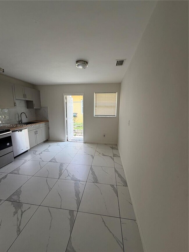 Building Photo - 2851 NW 15th Ct