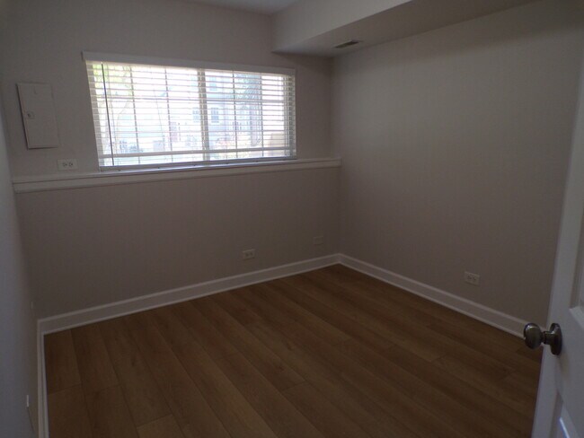 Building Photo - 891 Essex Cir