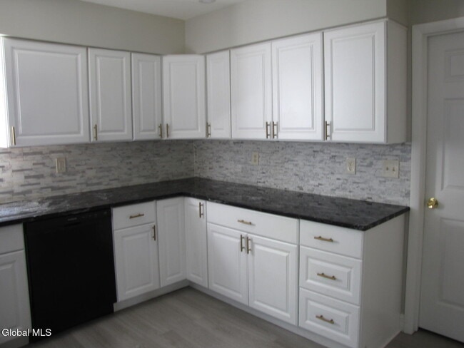 Building Photo - 10 Flicker Dr