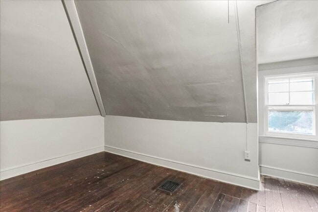 Building Photo - 1052 Edgar Ave