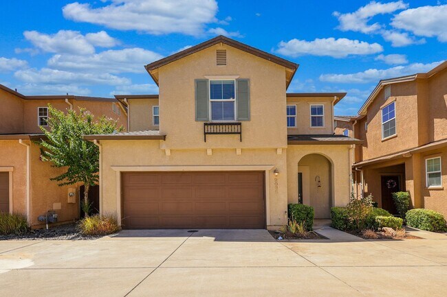 Building Photo - *MOVE IN SPECIAL: $500 OFF FIRST MONTH RENT* 3 BED 2.5 BATH TOWNHOME IN THE VILLAGES OF SHASTA VI...
