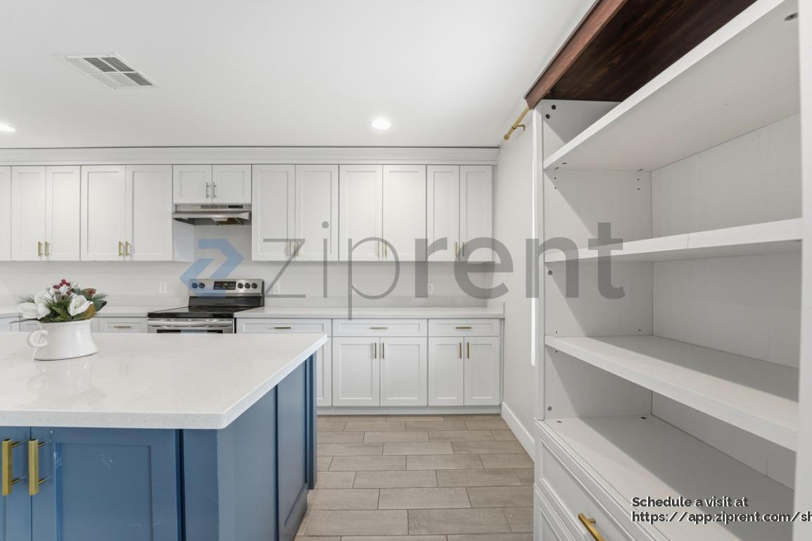 Building Photo - 1121 E Apache St