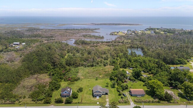 Building Photo - 3 Bed 2 Bath Marshallberg Home Available now