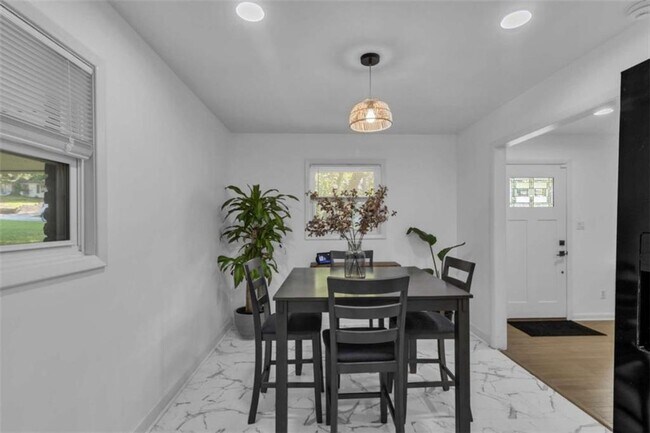 Building Photo - 610 Oriole Dr SE