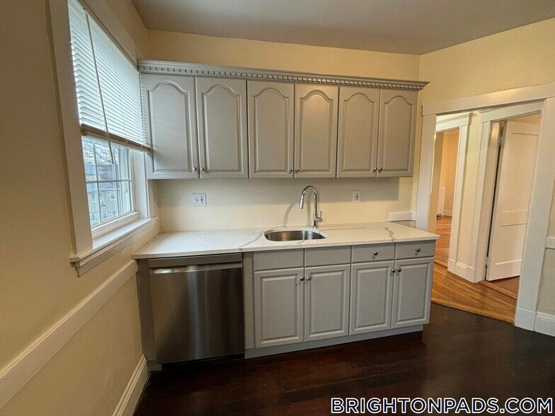 Building Photo - 44 Fairbanks St