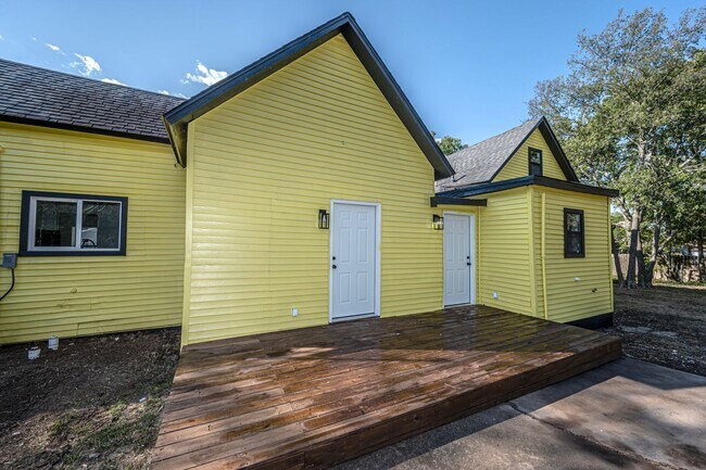 Building Photo - 731/735 8th Yellow Duplex
