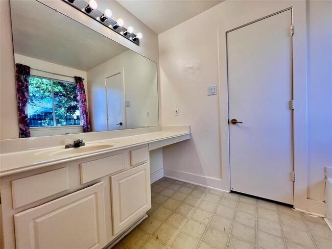Building Photo - 5015 Summit Lodge Dr