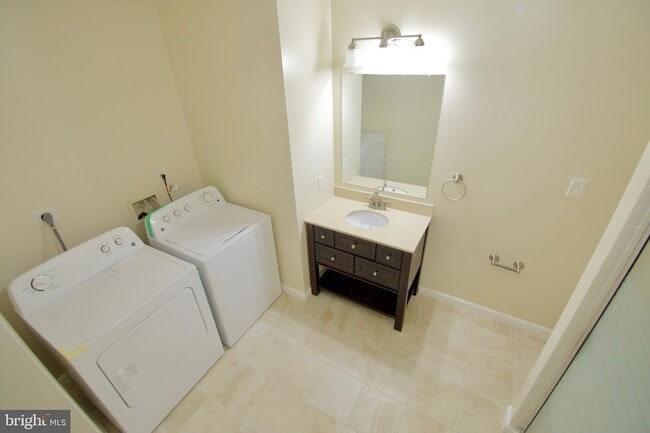 Building Photo - 5026 Dorchester Cir