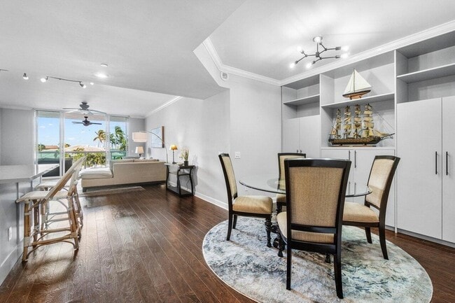 Building Photo - 2650 Lake Shore Dr