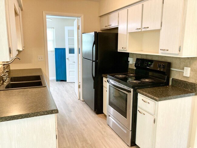 Building Photo - Clean ready to go 2/1 in Beverly Hills!