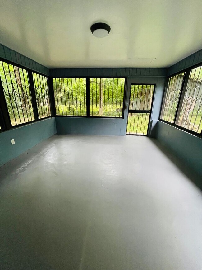 Building Photo - Renovated 3/1 house in SW Gainesville!