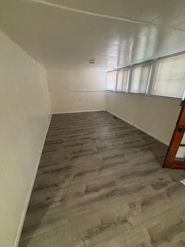 Building Photo - 2 bedroom home w/a beautiful backyard! AVAILABLE NOW!