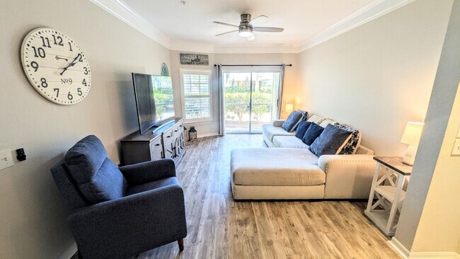 Building Photo - 6-12 month TURNKEY FURNISHED GOUNG FLOOR 2/2 CONDO