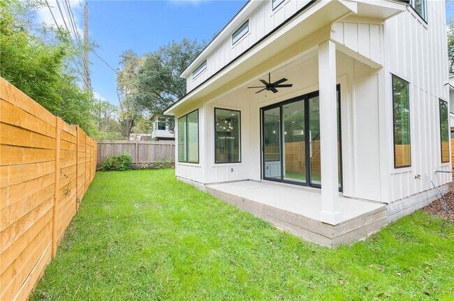 Building Photo - 3321 Hemlock Ave