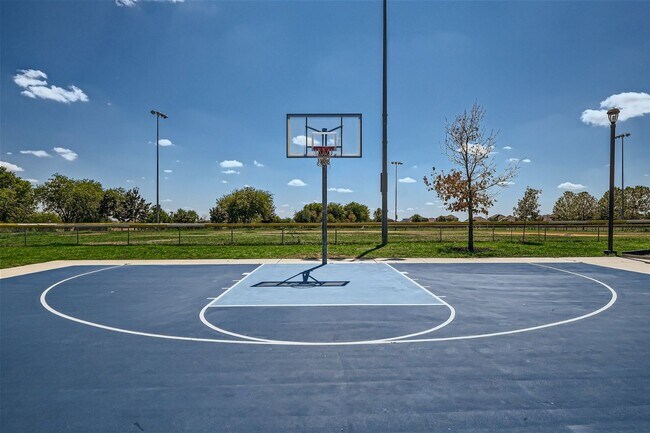 Building Photo - HUGE 5 BEDROOM HOME FOR RENT IN LUCKEY RAN...