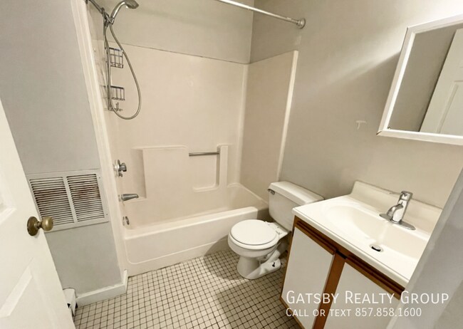 Building Photo - 5 Iroquois St
