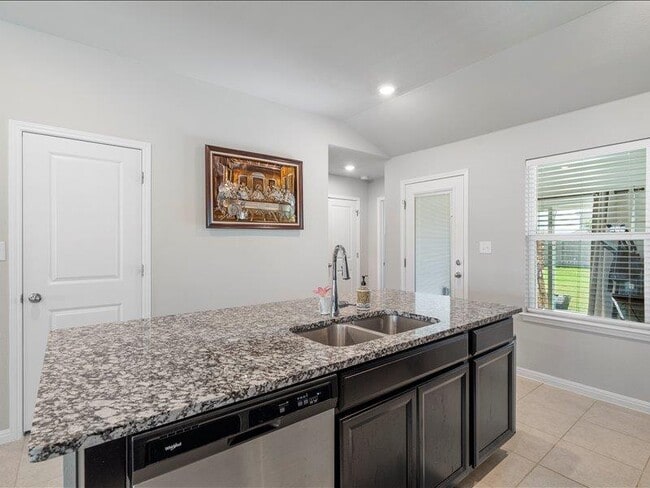 Building Photo - 200 Grapefruit Rd