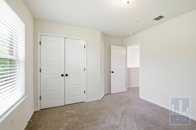 Building Photo - 2304 S Lakeline Blvd