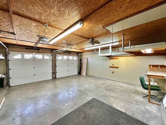 Building Photo - 2 Car Garage