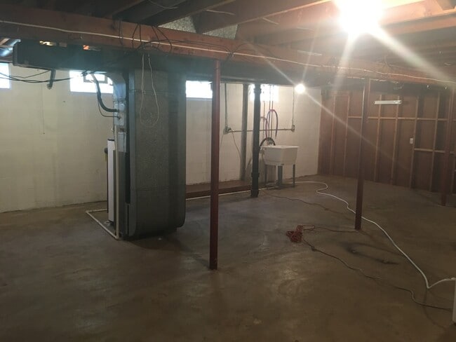 Building Photo - Central Air 2 Bedroom