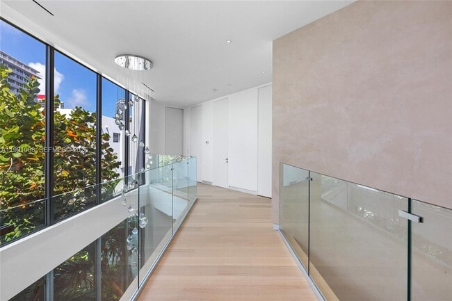 Building Photo - 503 Palm Dr