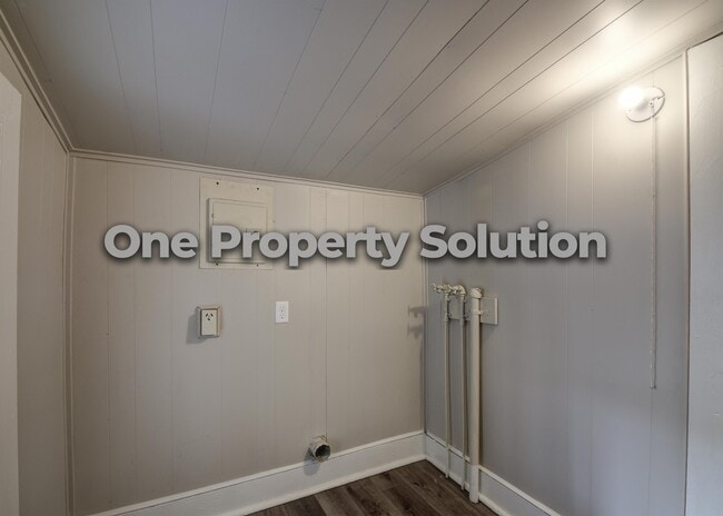 Building Photo - 810 Plain St