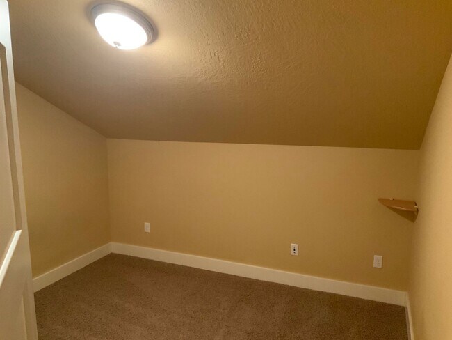 Building Photo - A Must See! 4 Bedroom House in North Eugene
